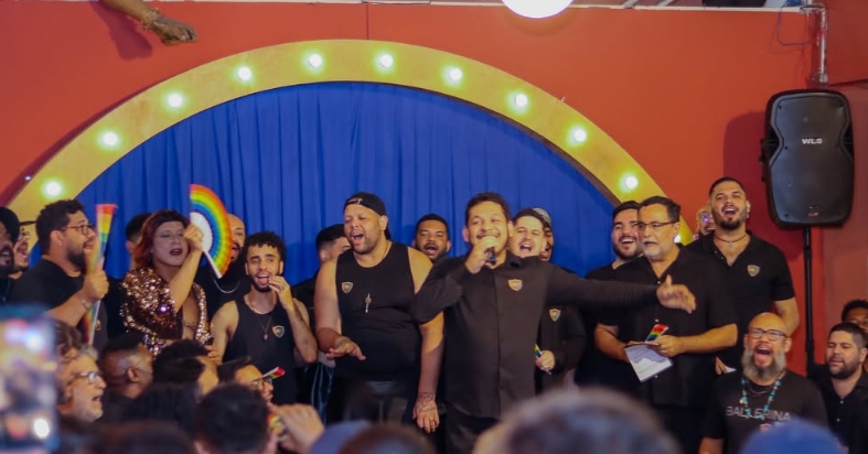 CHGSP cantando no palco diante do público