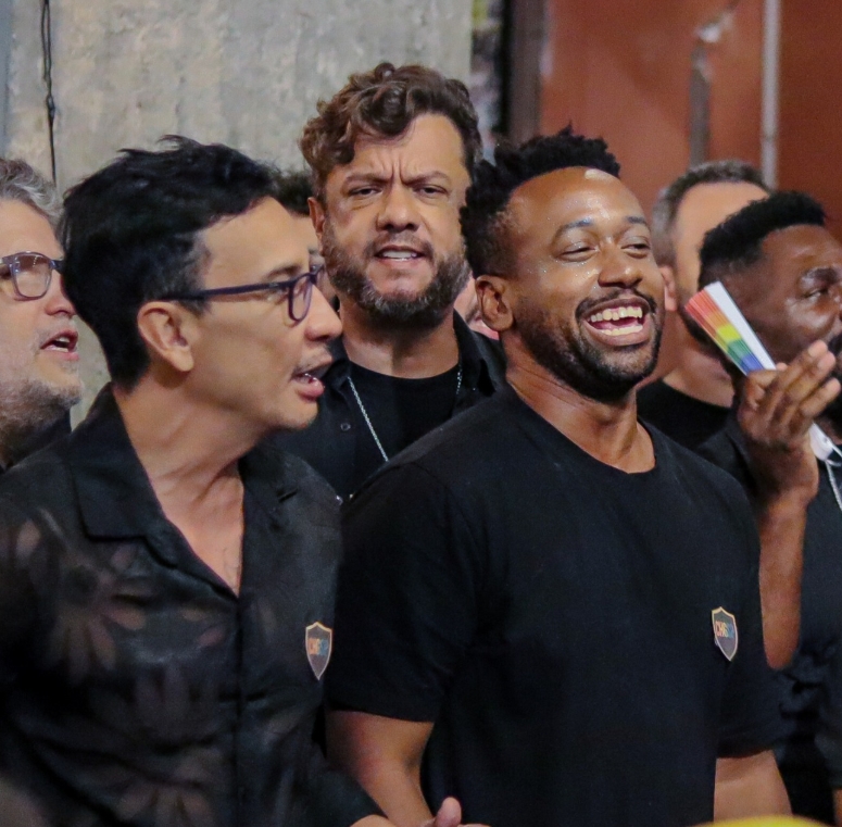 Integrantes do CHGSP cantando lado a lado durante encontro